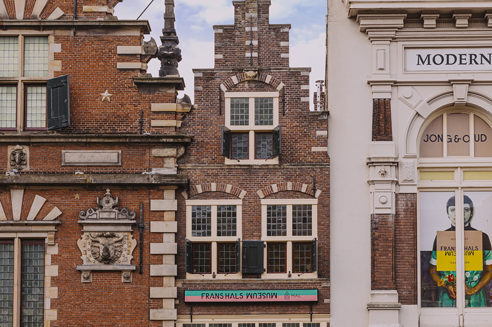Voorgevel van het Frans Hals Museum in Haarlem met historische architectuur en naastgelegen gebouwen.