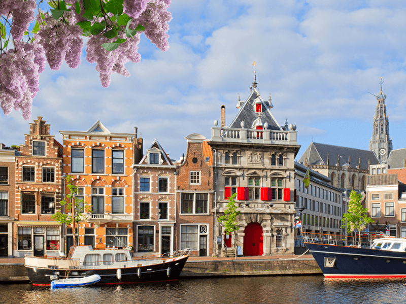 Spaarne Haarlem: buildings with water reflection