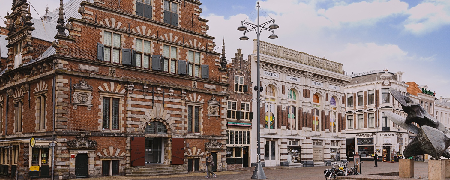Gezicht op het centrale plein in Haarlem met het Frans Hals Museum, de Verweyhal en omliggende winkels en kunstwerken.