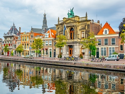 City houses along the water of Haarlem are located next to the Teylers Museum